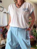 Tee-shirt Iconic blanc écriture bleu ciel