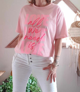Tee-shirt All We Need is Love rose