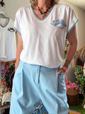 Tee-shirt Iconic blanc écriture bleu ciel