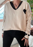 Pull beige Coeur noir