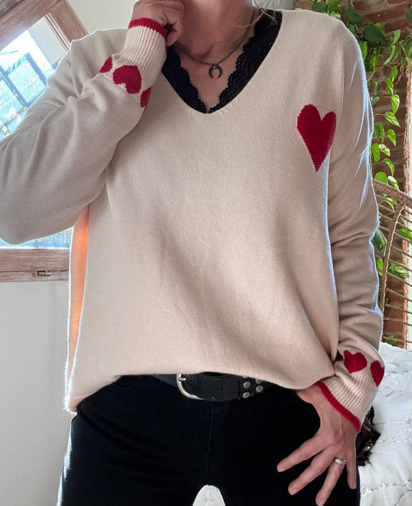 Pull beige coeur rouge